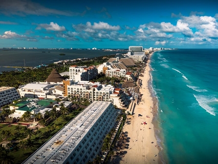 free photo of aerial view of resorts on the coast in cancun mexico